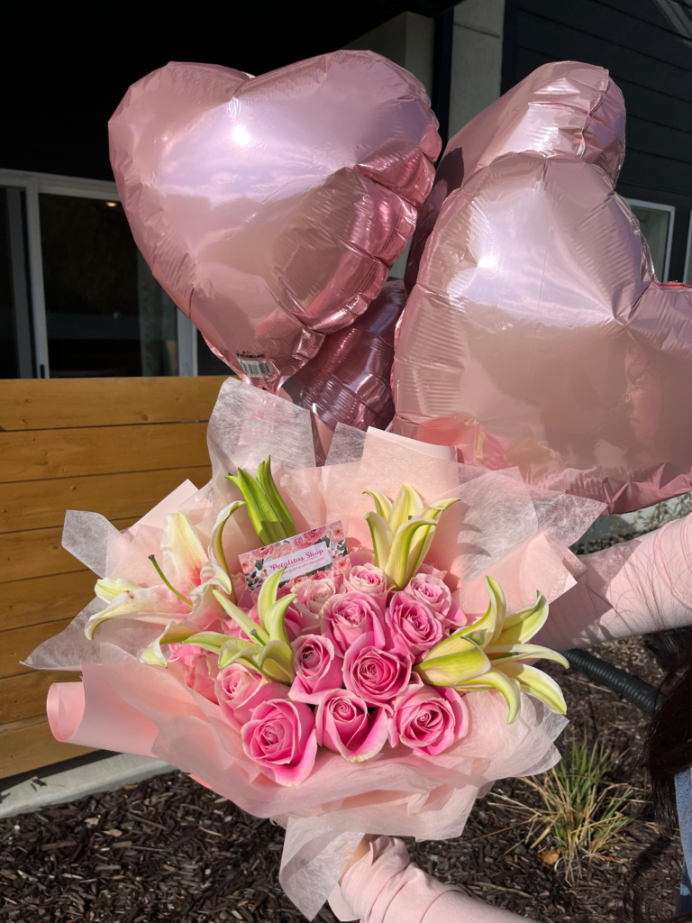 Ramon Buchon con flores lilys y globos